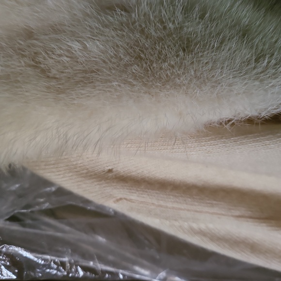 VINTAGE CREAM SWEATER WITH RHINESTONE CLOSURES. - Picture 14 of 14